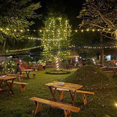 Hotel Tharu Garden, Sauraha Dış mekan fotoğraf
