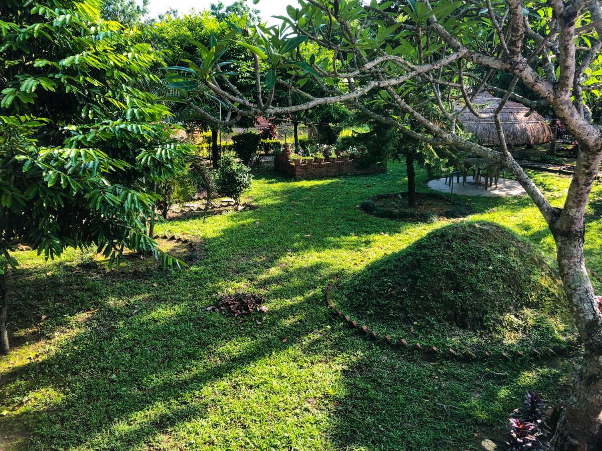 Hotel Tharu Garden, Sauraha Dış mekan fotoğraf