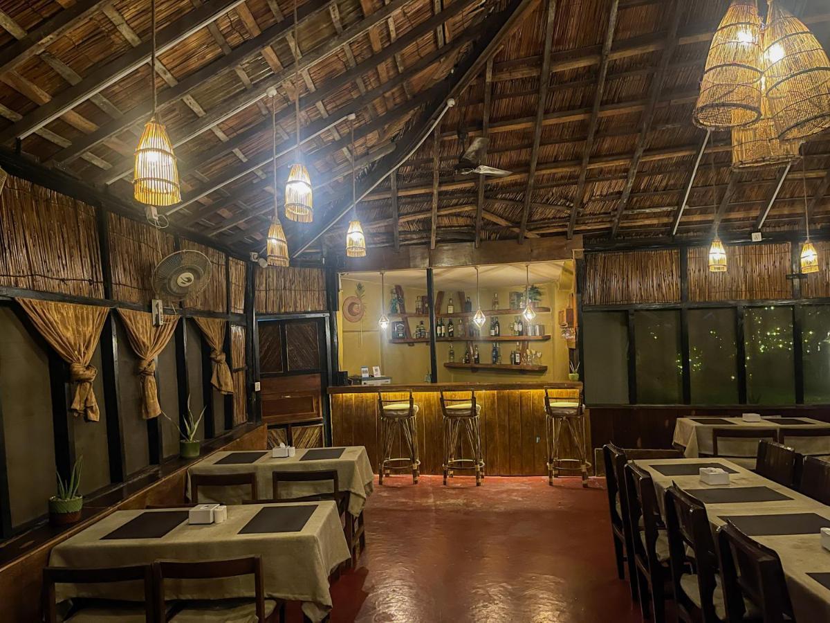 Hotel Tharu Garden, Sauraha Dış mekan fotoğraf