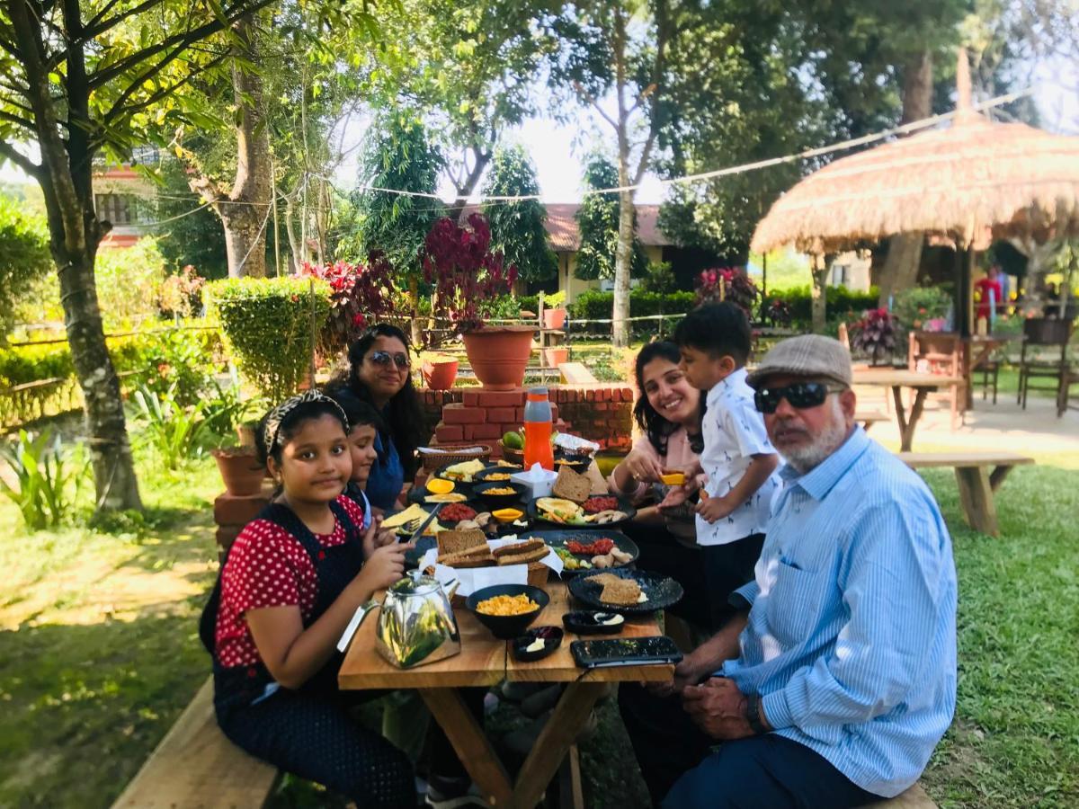 Hotel Tharu Garden, Sauraha Dış mekan fotoğraf