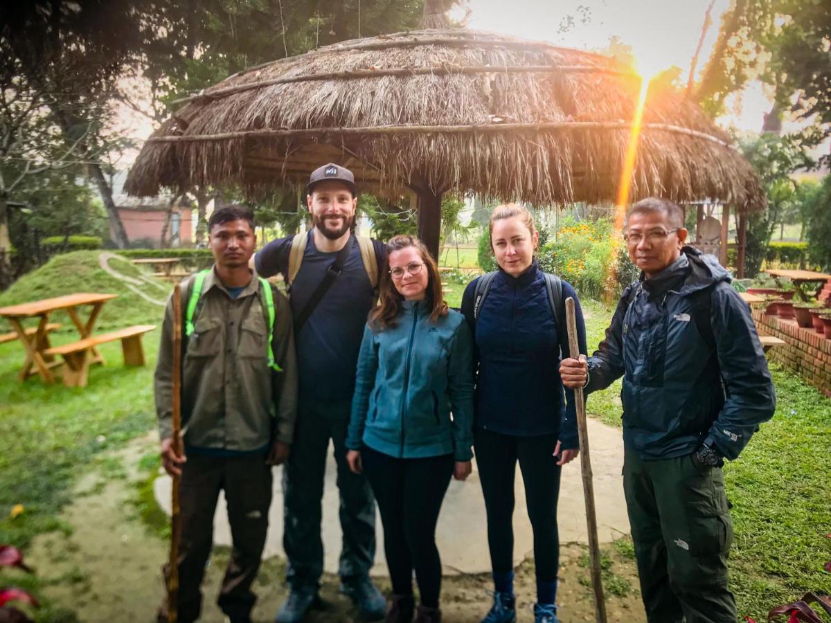 Hotel Tharu Garden, Sauraha Dış mekan fotoğraf