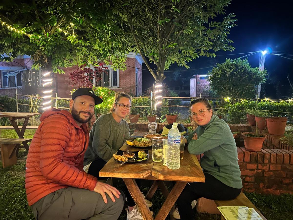 Hotel Tharu Garden, Sauraha Dış mekan fotoğraf