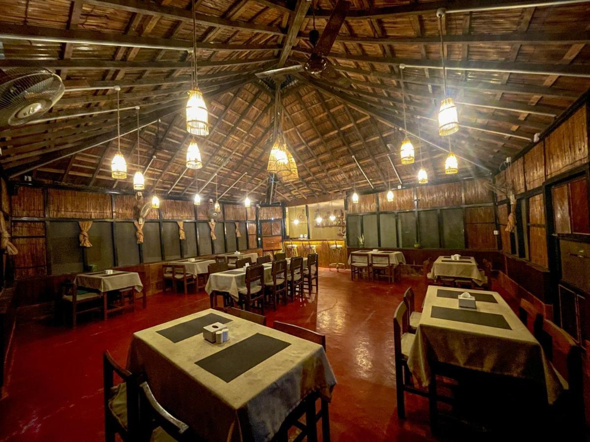 Hotel Tharu Garden, Sauraha Dış mekan fotoğraf