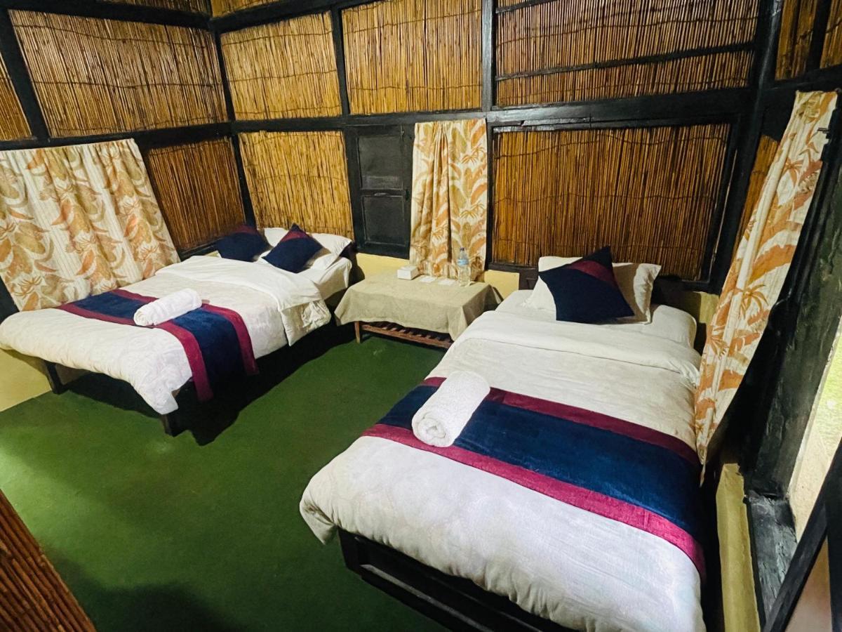 Hotel Tharu Garden, Sauraha Dış mekan fotoğraf
