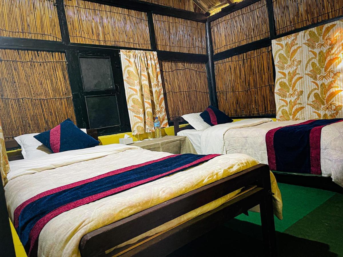 Hotel Tharu Garden, Sauraha Dış mekan fotoğraf