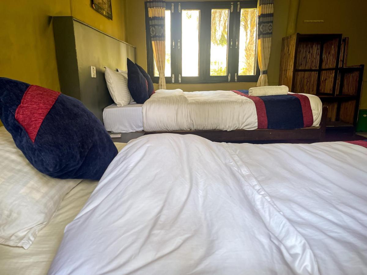Hotel Tharu Garden, Sauraha Dış mekan fotoğraf