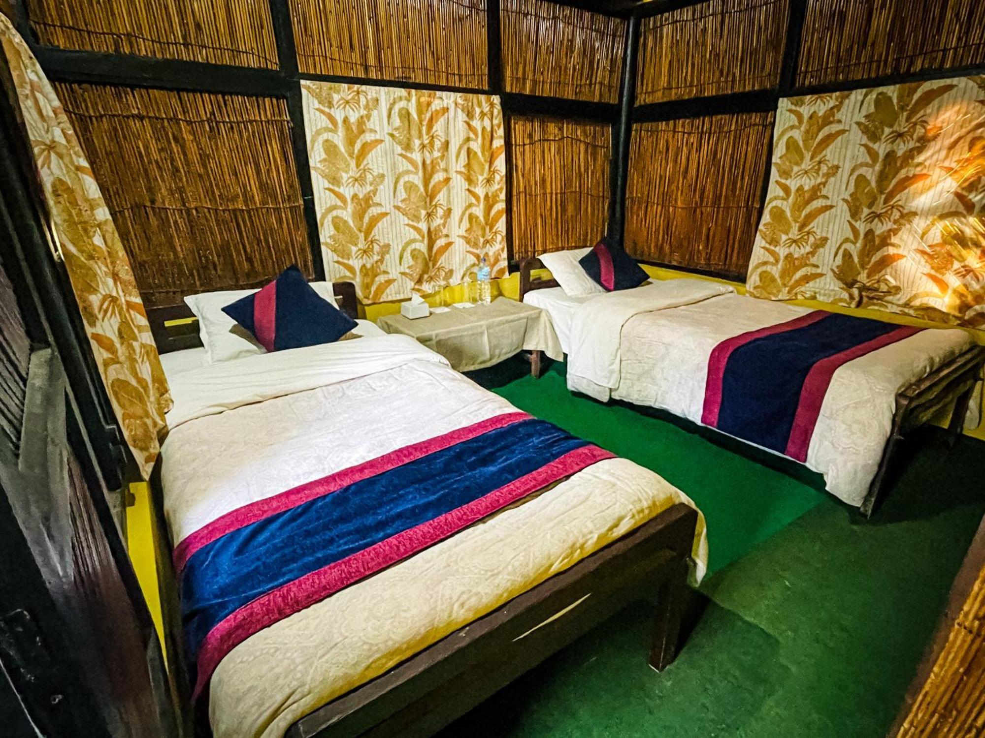 Hotel Tharu Garden, Sauraha Dış mekan fotoğraf