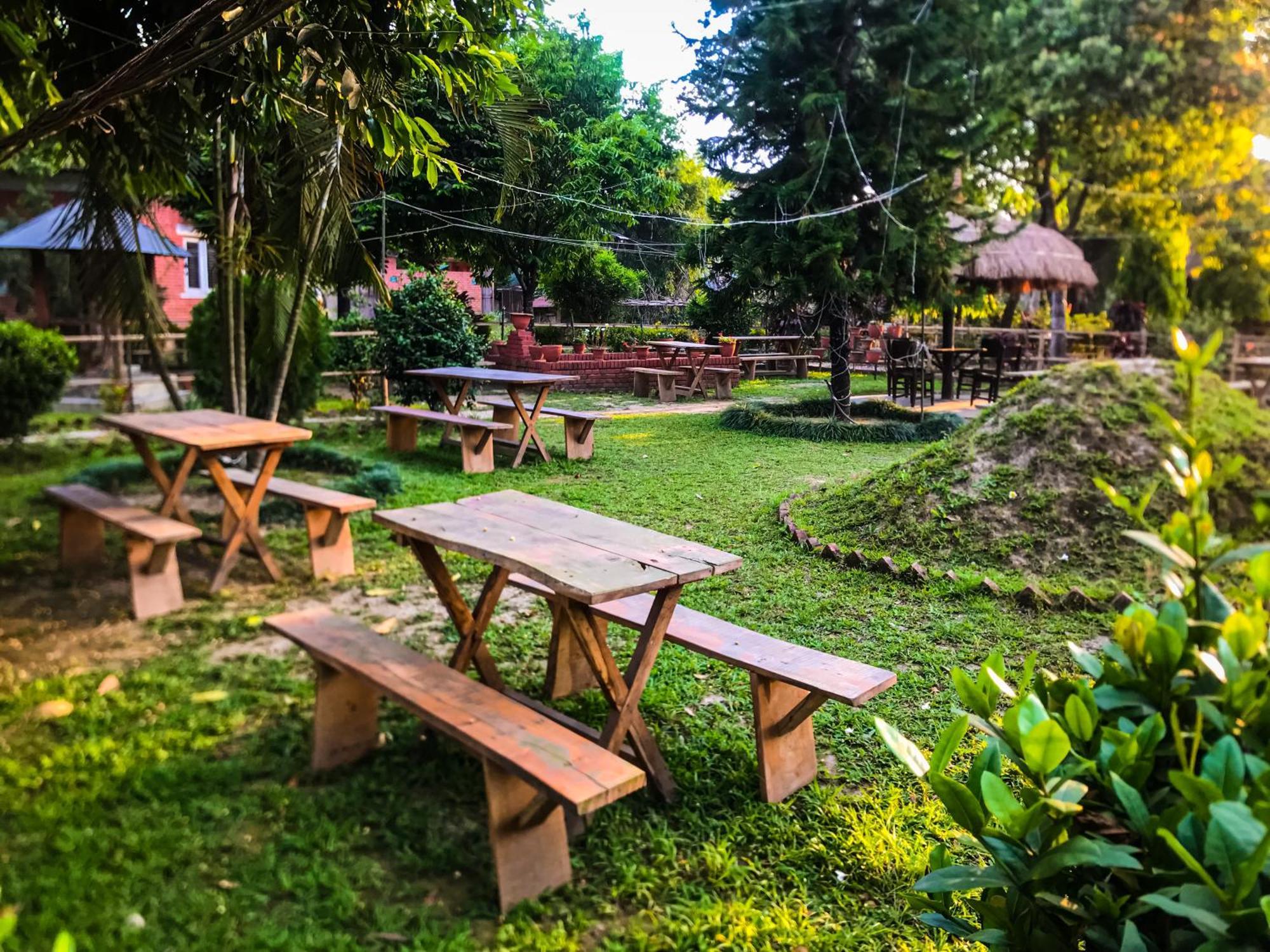 Hotel Tharu Garden, Sauraha Dış mekan fotoğraf