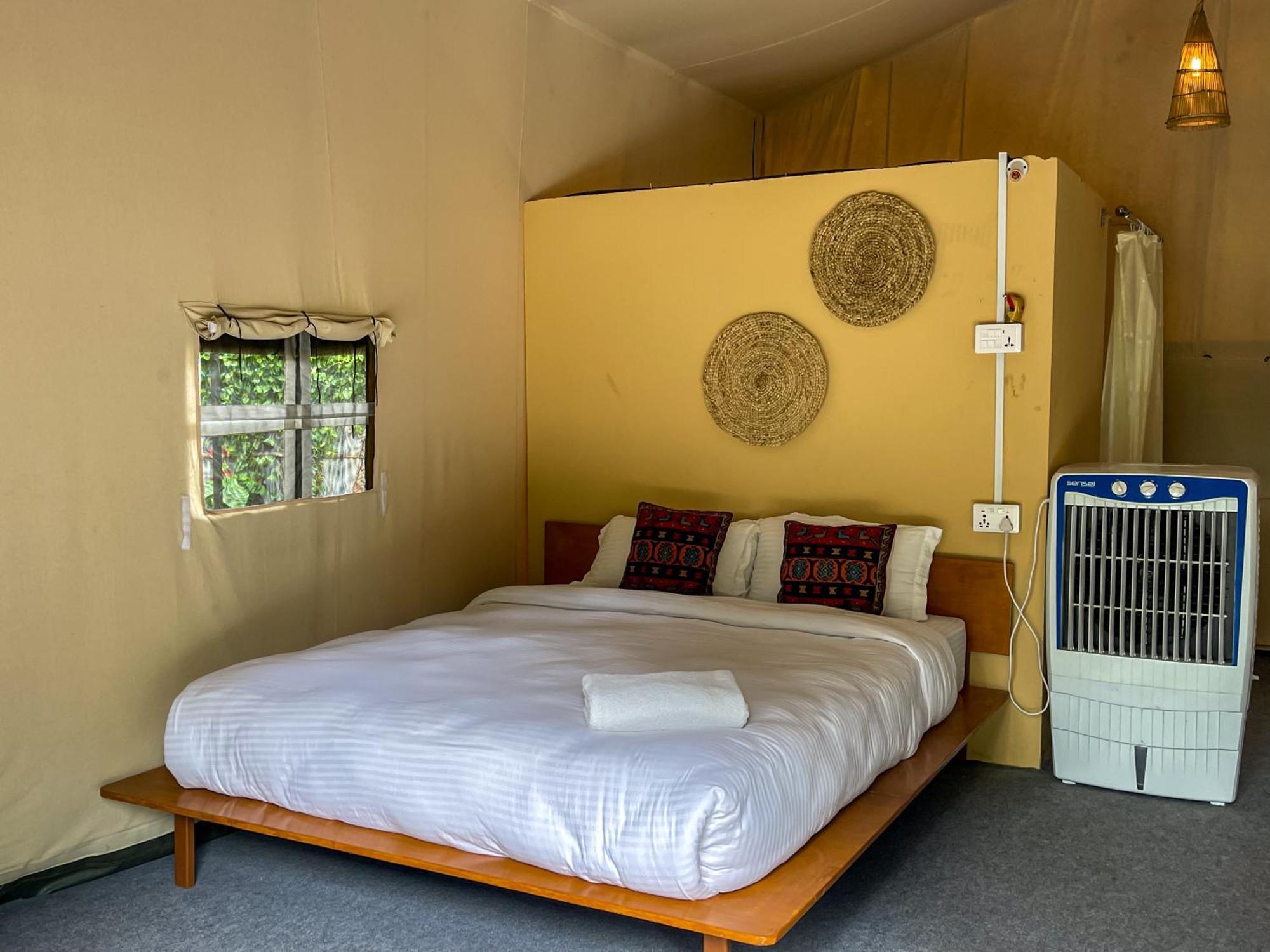 Hotel Tharu Garden, Sauraha Dış mekan fotoğraf