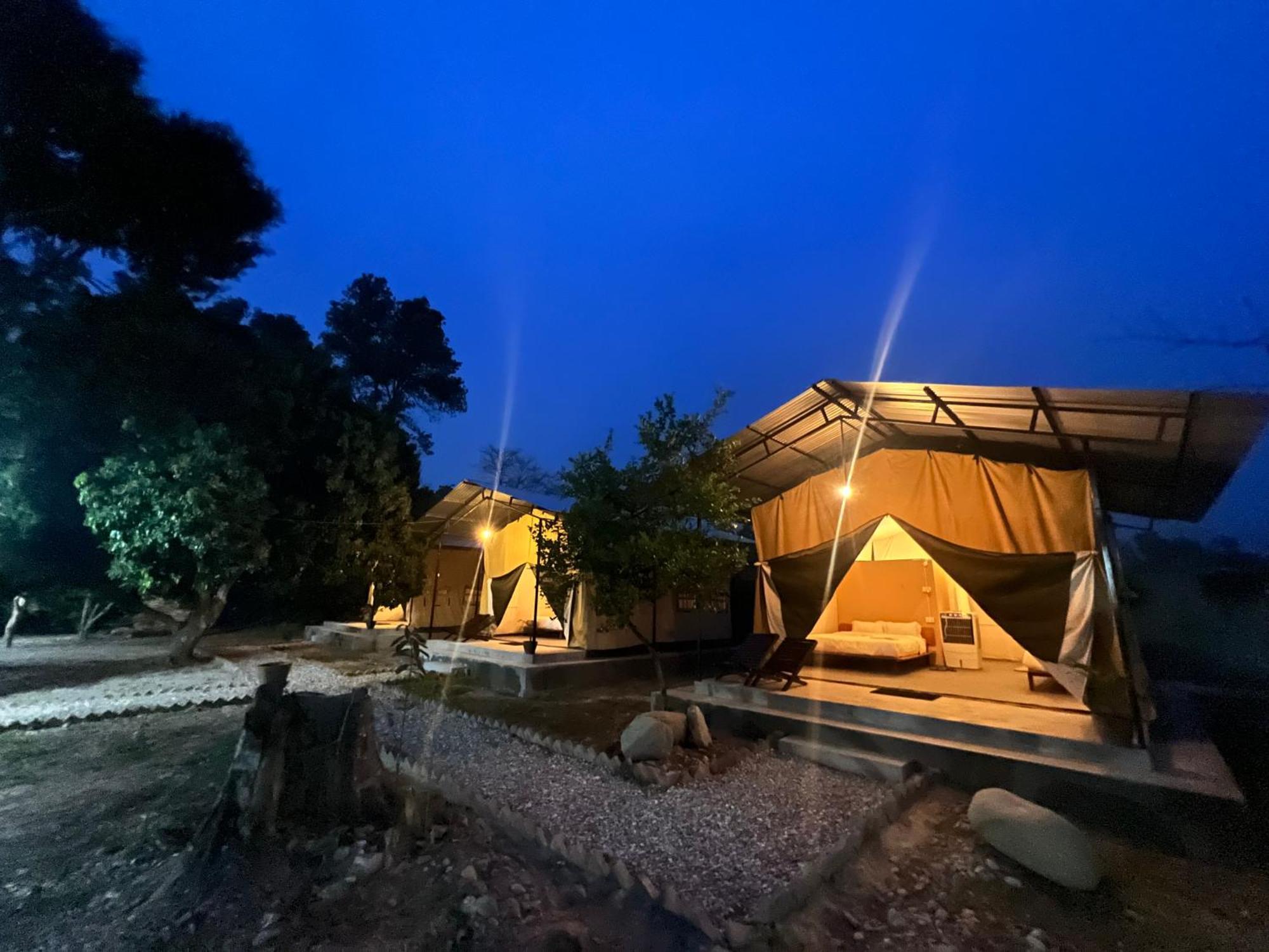 Hotel Tharu Garden, Sauraha Dış mekan fotoğraf