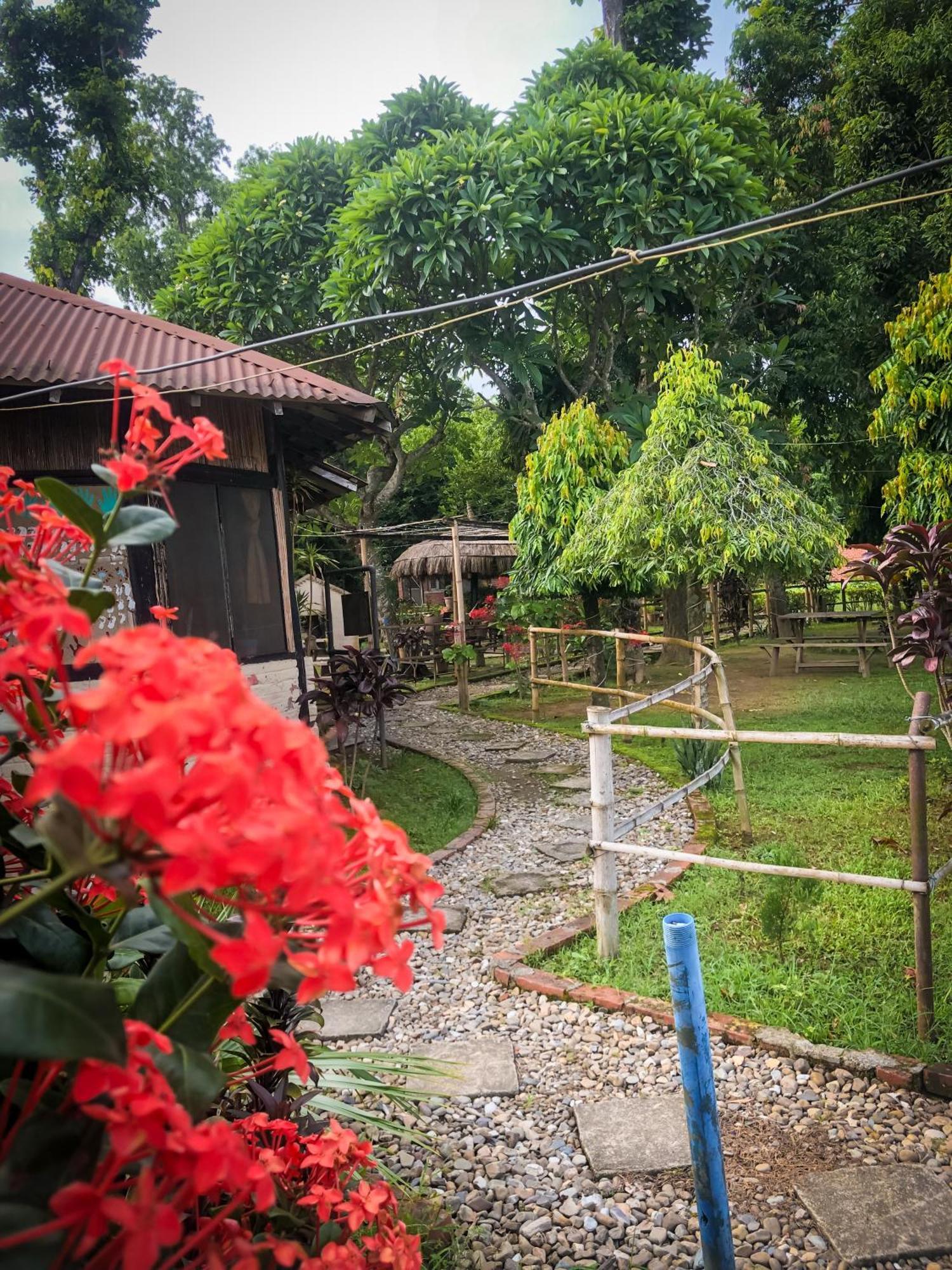 Hotel Tharu Garden, Sauraha Dış mekan fotoğraf