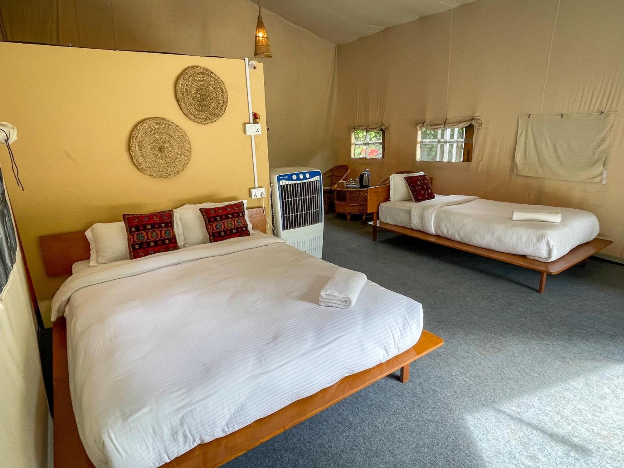 Hotel Tharu Garden, Sauraha Dış mekan fotoğraf